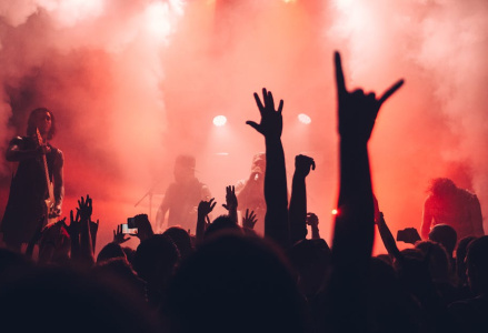 【實用攻略】演唱會手機攝影完全指南｜20-40倍可調望遠鏡讓你看台逆襲搖滾區