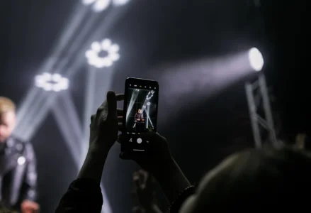 90% 的人都裝錯了！手機外接鏡頭對不到焦、有黑邊？5招解決「光軸偏移」，在家也能拍出單眼級大片！