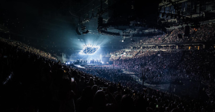 2026 演唱會與戶外攝影指南:為什麼手機拍遠總是模糊?深度解析長焦攝影的「光學真相」與器材選購